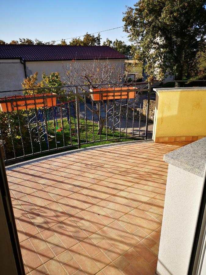 Apartma Apollonio Črni Kal Esterno foto